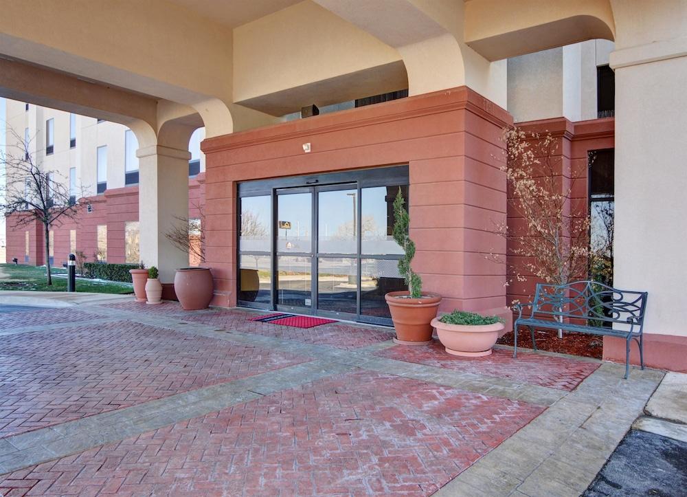 Hampton Inn & Suites Lawton Bagian luar foto